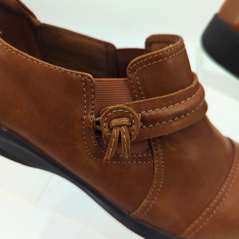 Clarks Women's Tan Flats